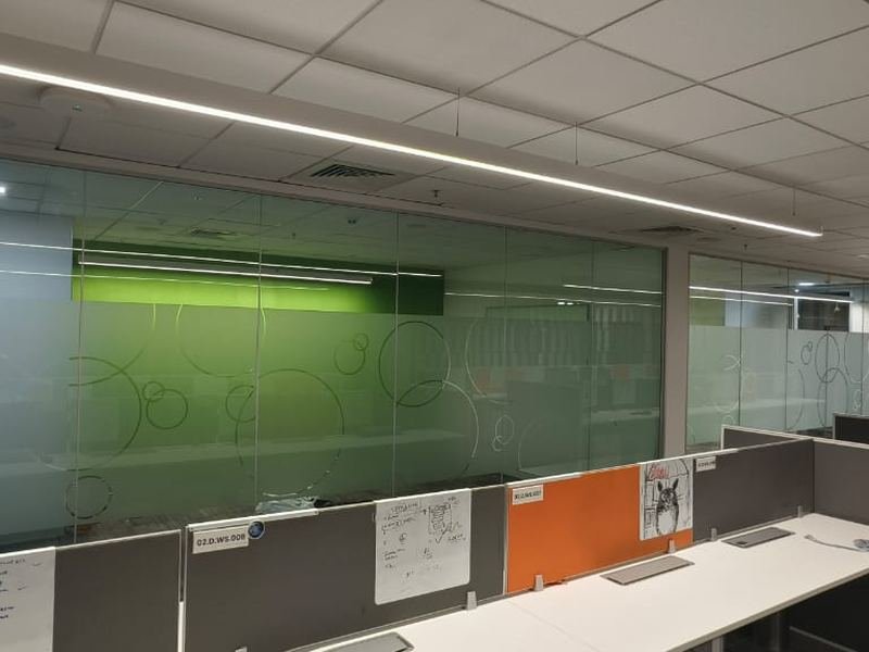 Workstation bay and glazed meeting room